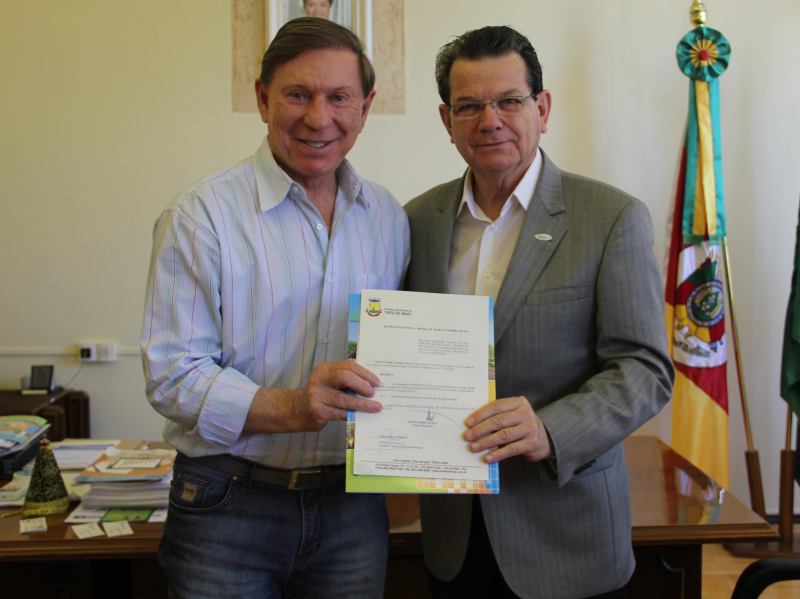 EXECUTIVO RECEBE PRESIDENTE DO SISTEMA FECOMÉRCIO-RS/SESC/SENAC